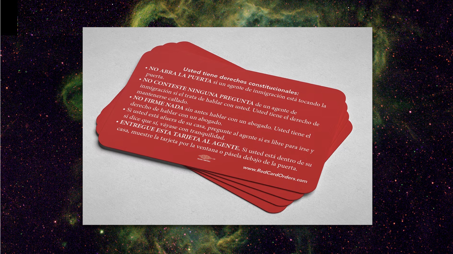 Photograph of little red cards showing a list if rights that people have, in Spanish